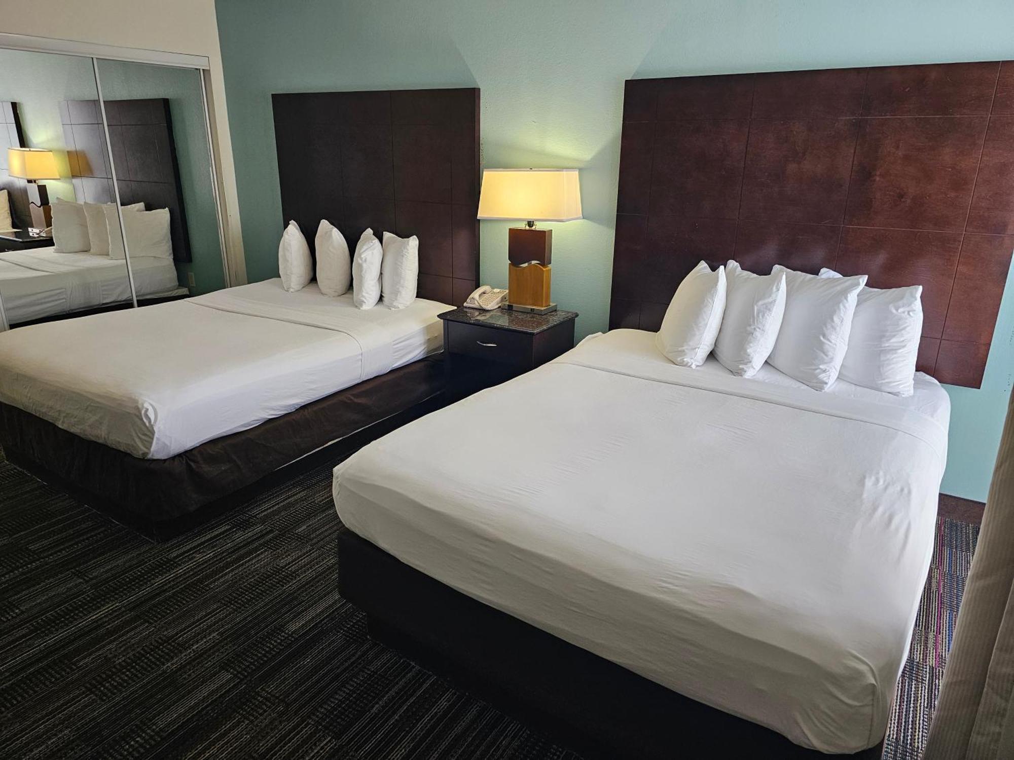 Montreal Suites Orlando Bagian luar foto